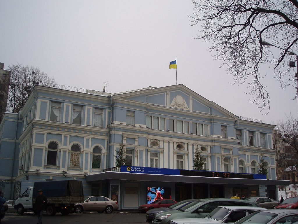 Біля театру ім. Франка