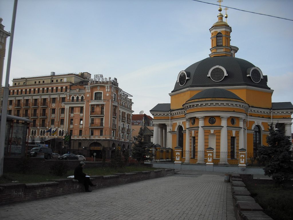 Метро Поштова